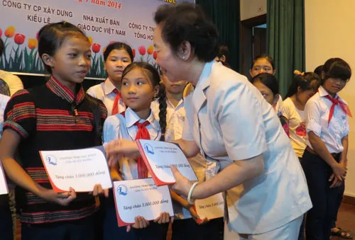 Phó Chủ tịch nước trao học bổng cho trẻ em nghèo hiếu học