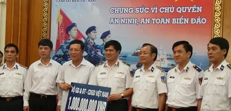 Bộ trưởng Bộ GD-ĐT trao 1 tỷ đồng đến Cảnh sát Biển Việt Nam