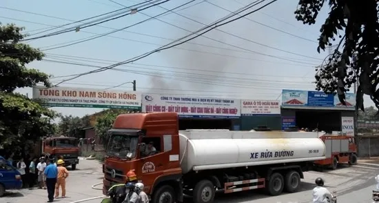Cháy dữ dội kho cồn thuộc Tổng kho Nam Sông Hồng