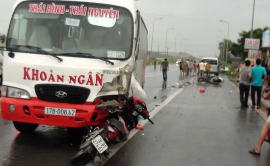 Xe khách vượt ẩu gây tai nạn liên hoàn khiến 3 người bị thương