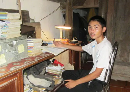 Chàng thủ khoa nghèo mong trả được nợ ngân hàng cho mẹ