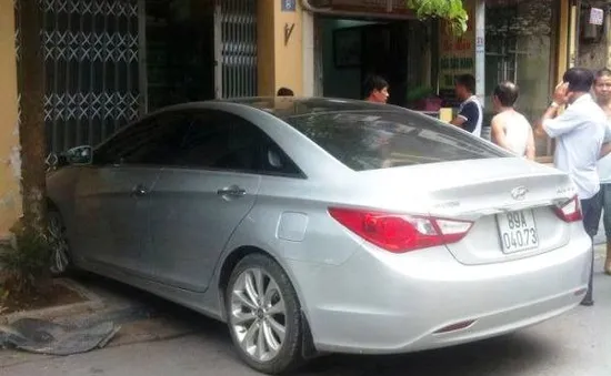 Hà Nội: Vừa từ hầm lên, ôtô mất lái lao thẳng vào nhà dân 