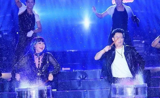 Dấu ấn Thanh Thảo: Đức Trí vắng mặt, Quang Dũng song ca qua màn hình LED 