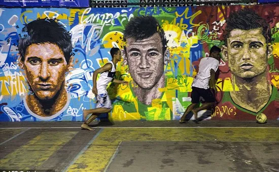 Tranh cổ động World Cup tràn ngập đường phố, tòa nhà ở Brazil