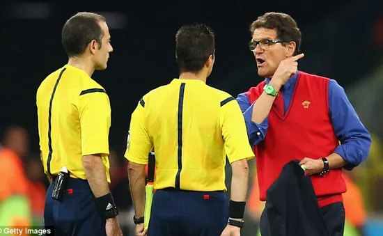 HLV Capello tố trọng tài xử ép, thủ môn Akinfeev bị chiếu đèn laser