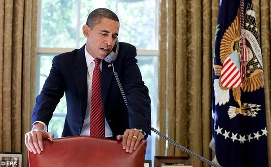 Tổng thống Obama khuyên thủ môn Howard cạo râu trước khi về nước
