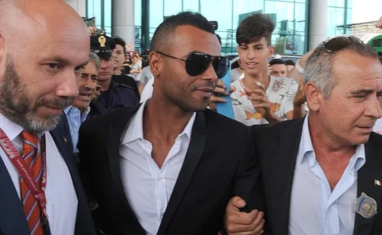 Chấp nhận lương "bèo", Ashley Cole rời Chelsea tới AS Roma
