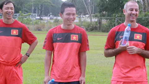 Chùm ảnh: U19 Việt Nam hớn hở tập luyện tại Brunei