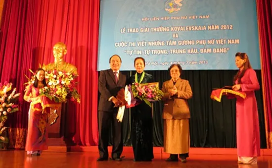 PGS.TS Bạch Khánh Hòa giành giải thưởng Kovalevskaia 2012 
