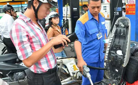 Giá xăng giảm 387 đồng/lít từ 20h hôm nay (7/10)