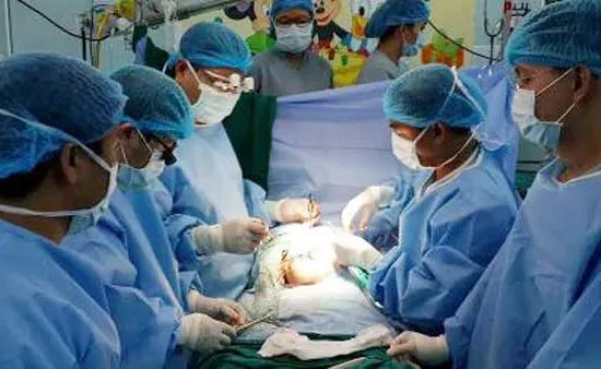 Phẫu thuật thành công cặp song sinh dính liền Long - Phụng 