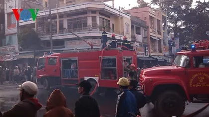 Cháy lớn gần trung tâm thương mại Kon Tum