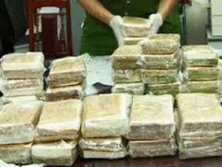 Xét xử 26 bị cáo trong vụ án mua bán gần 1.800 bánh heroin