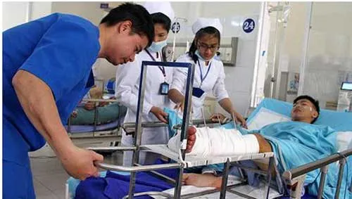 Nối thành công cẳng chân bị đứt lìa do tai nạn giao thông 