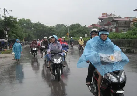 Các tỉnh miền Bắc có mưa lớn, miền Trung bớt nắng nóng
