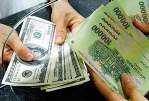 Nên gửi tiền VND hay USD?