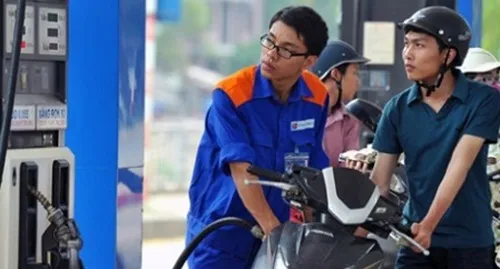 Xăng giảm giá lần đầu tiên trong năm 