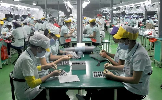 Đề xuất tăng lương tối thiểu: Doanh nghiệp sợ, người lao động thờ ơ   