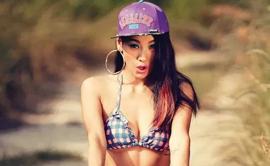 Lee Hyo Ri nổi loạn với bikini