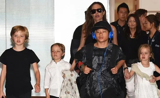 Mẹ con nhà Angelina Jolie khuấy động sân bay Nhật Bản