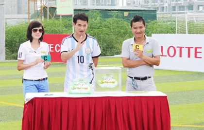 Cầu thủ tí hon 2014: Xuân Bắc đóng vai bảo mẫu