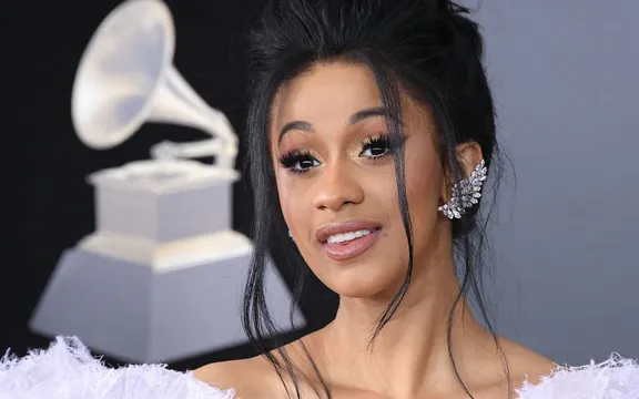 Cardi B hạ sinh con gái