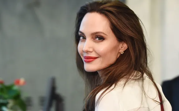 Angelina Jolie chính thức từ bỏ họ của Brad Pitt