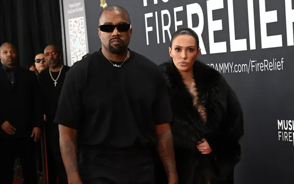Kanye West bảo vệ vợ hậu màn cởi đồ chấn động tại Grammy 2025