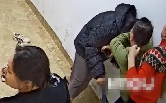 Hà Nội: Công an triệu tập người phụ nữ hành hung hàng xóm ở hành lang chung  cư