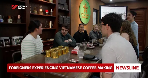 Foreigners experiencing Vietnamese coffee-making