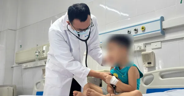 Bé trai 4 tuổi sốt cao liên tục do nhiễm Adenovirus