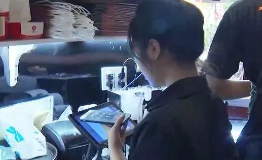Khi quán ăn phải tăng giá để bán hàng trên app