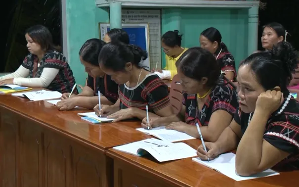 Lớp học xóa mù chữ cho bà con Cơ Tu