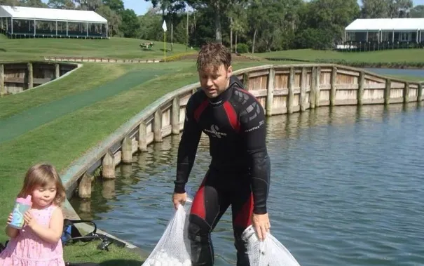 Thu nhập cả triệu USD từ việc lặn nhặt bóng golf dưới hồ