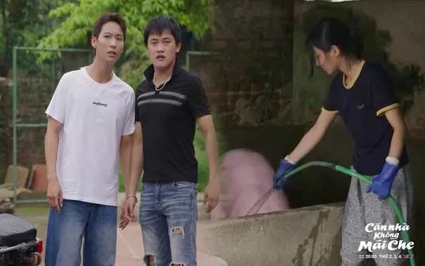 Căn nhà không mái che - Tập 4: Gặp Thơ cọ rửa chuồng lợn thuê, 'thiếu gia xã' ngỡ ngàng