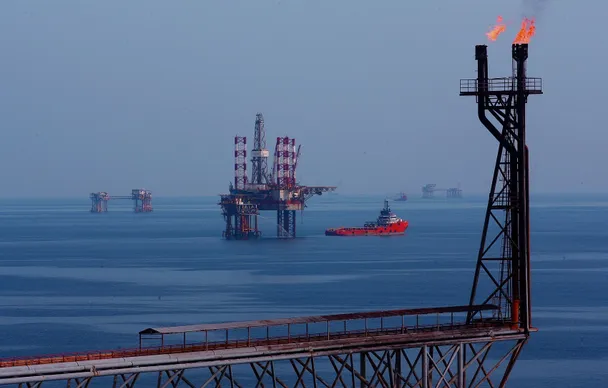 Giá dầu thô tăng mạnh trở lại