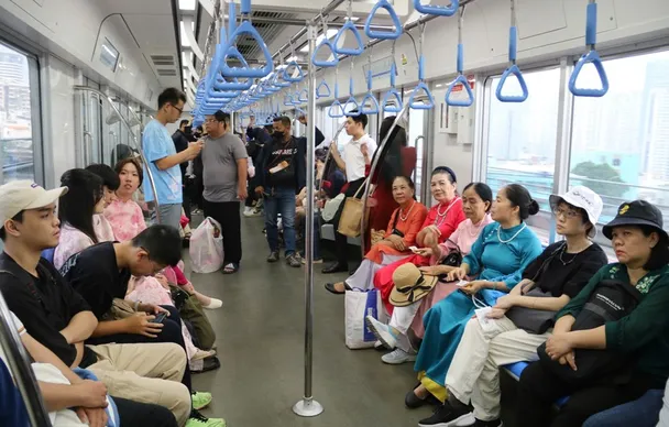 Metro số 1 chính thức bán vé, hành khách vẫn đông nghịt