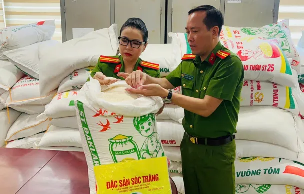 Hai chủ cửa hàng ở Hà Nội bán gạo ST25 giả bị khởi tố