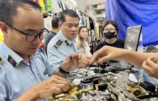 "Xứ sở" hàng nhái dai dẳng giữa trung tâm thành phố Hồ Chí Minh