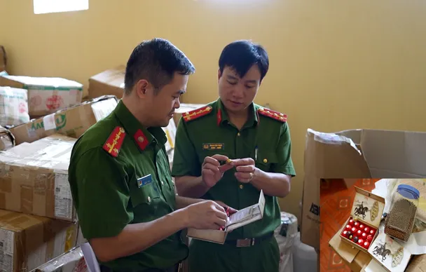 Triệt phá đường dây sản xuất, buôn bán hàng cấm quy mô lớn