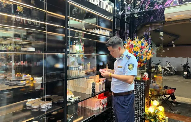 Tạm giữ gần 400 sản phẩm mỹ phẩm nhập lậu tại một cửa hàng ở trung tâm Hà Nội
