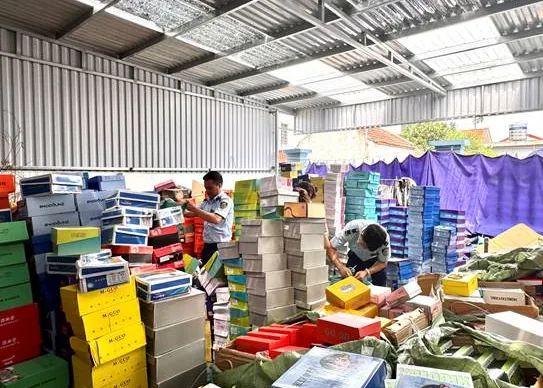 Tuýt còi lô hàng lậu gần 5.000 sản phẩm quần áo, giày dép trẻ em tại Ninh Bình
