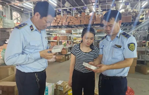Hà Nội: Phát hiện mỹ phẩm lậu, đồ chơi trẻ em vi phạm ở La Phù