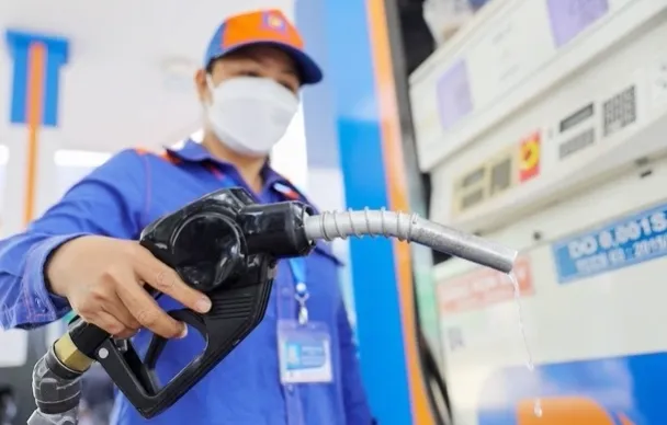 Giá xăng dầu đồng loạt tăng mạnh hơn 1.000 đồng/lít