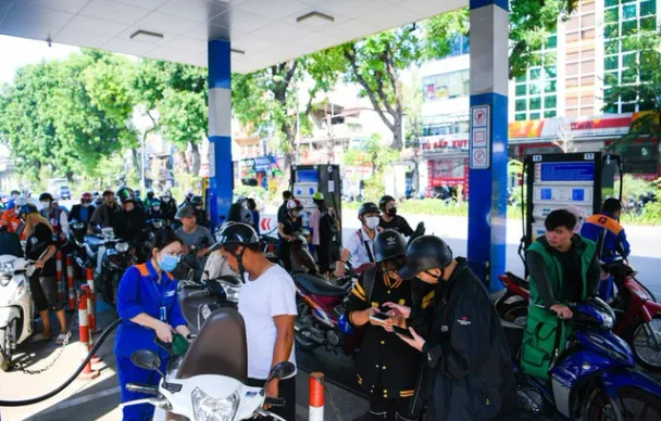 Giá xăng giảm về dưới 20.000 đồng một lít