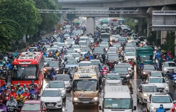 Hà Nội cần làm gì trước khi cấm xe máy chạy xăng trong Vành đai 1?