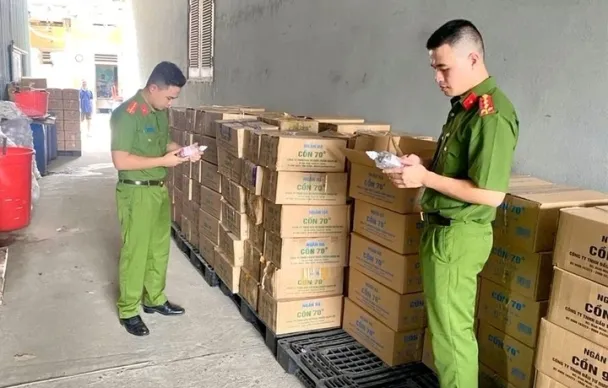 Triệt phá đường dây sản xuất, buôn bán cồn y tế giả quy mô lớn