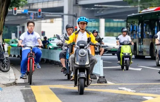 Trung Quốc đưa xe điện thay thế xe xăng thế nào?