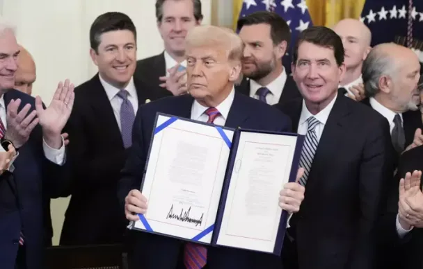 Ông Trump ký ban hành Đạo luật về tiền điện tử stablecoin