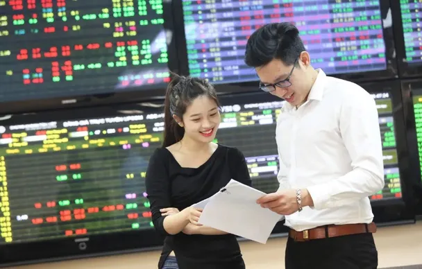 Cổ phiếu vốn hóa lớn hồi phục, VN-Index lập đỉnh mới
